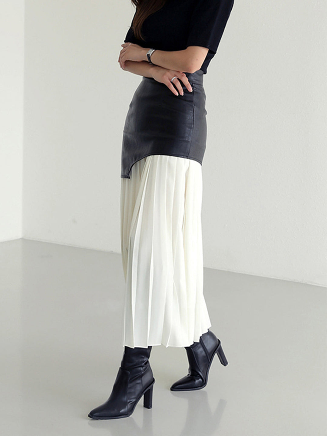 Asymmetrischer Maxirock aus Kunstleder und Chiffon mit Falten