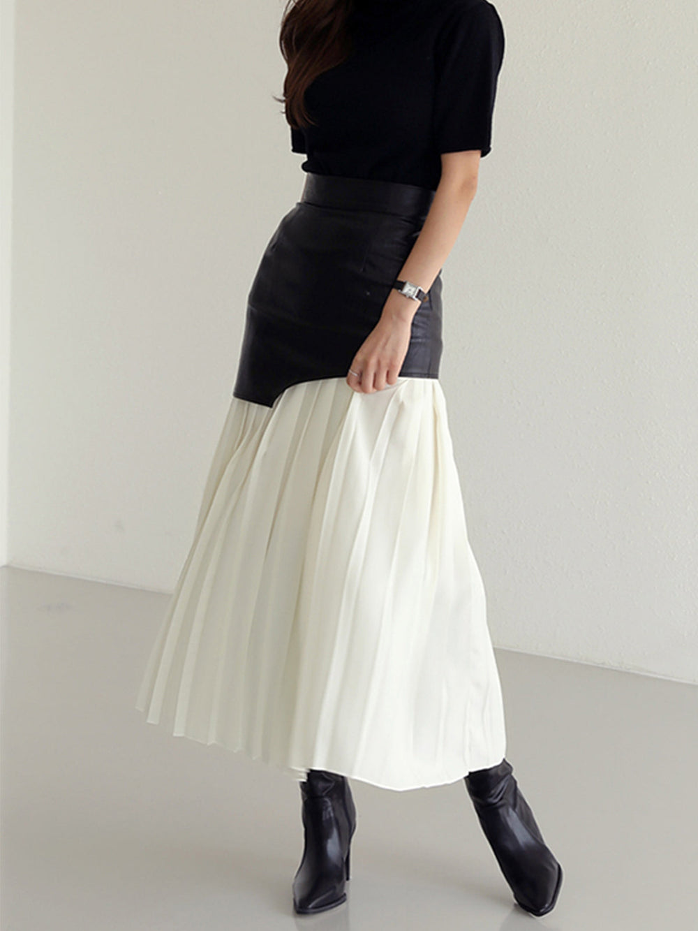 Asymmetrischer Maxirock aus Kunstleder und Chiffon mit Falten