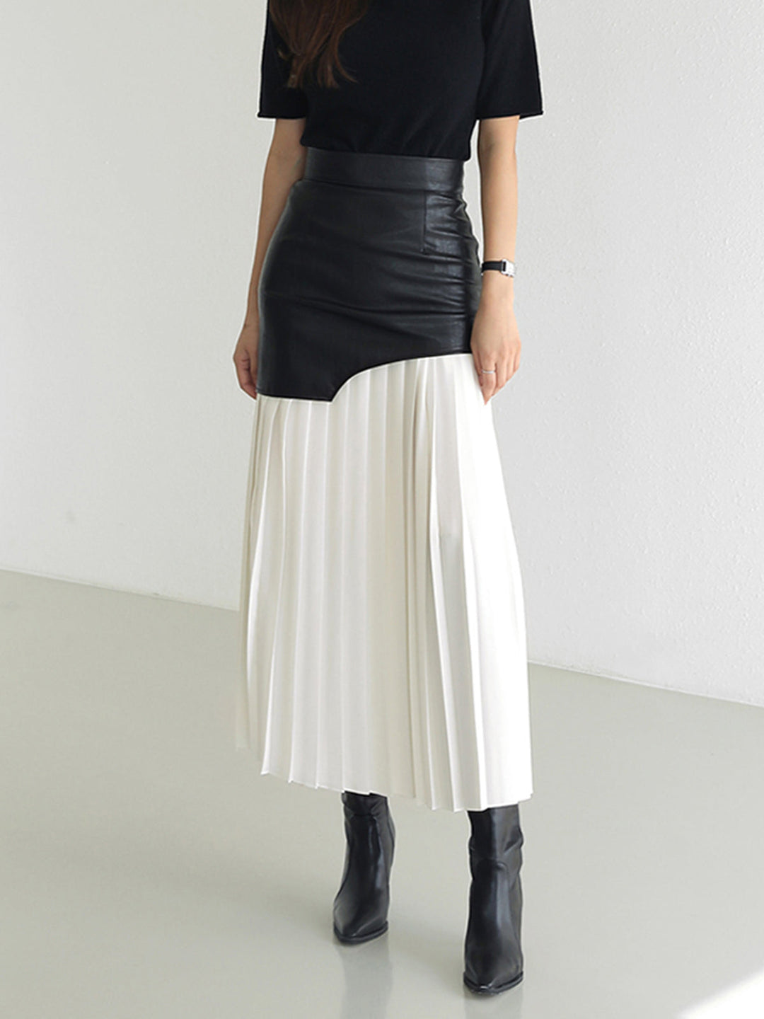 Asymmetrischer Maxirock aus Kunstleder und Chiffon mit Falten