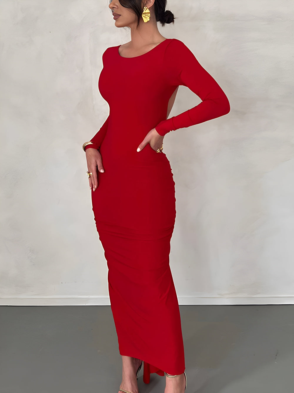 Gerüschtes Maxikleid mit tiefem Rücken und langen Ärmeln