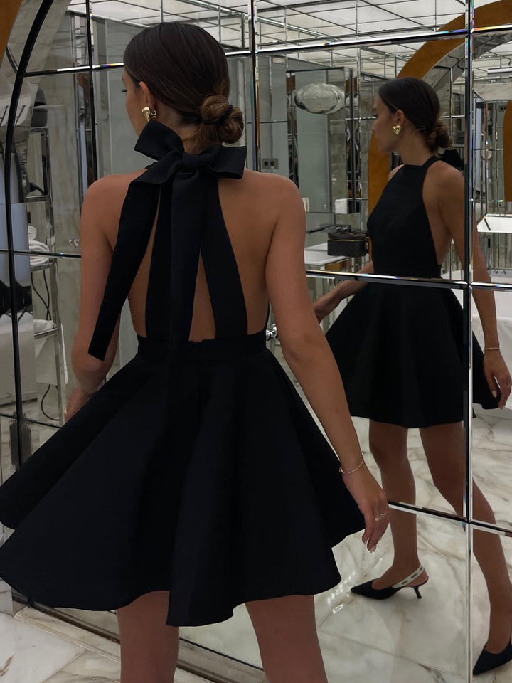 Kleid aus Satin mit geknoteten Taschen und offenem Rückenteil, plissee, Mini