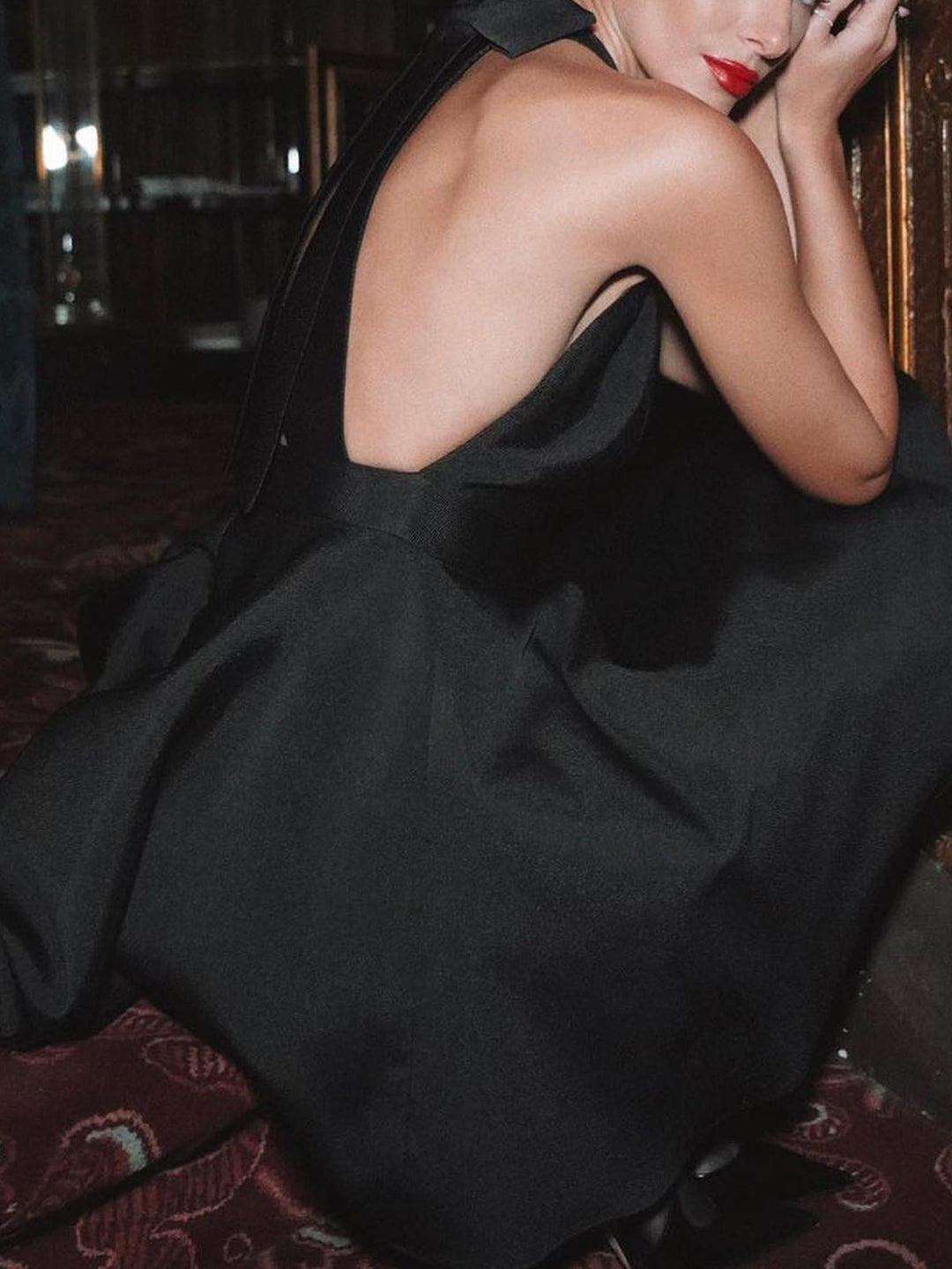 Kleid aus Satin mit geknoteten Taschen und offenem Rückenteil, plissee, Mini