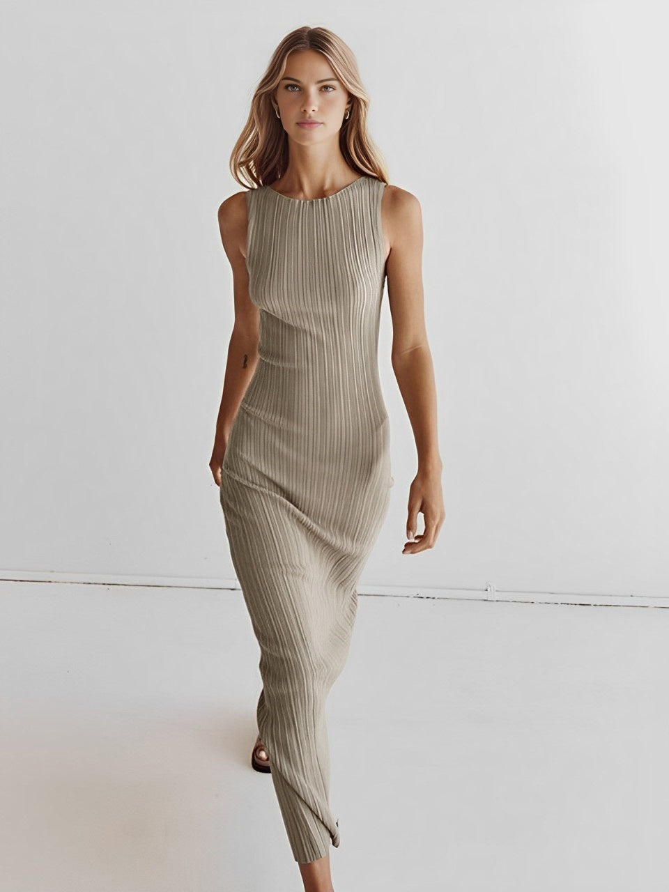 Rippenlose ärmellose Strick-Maxikleid