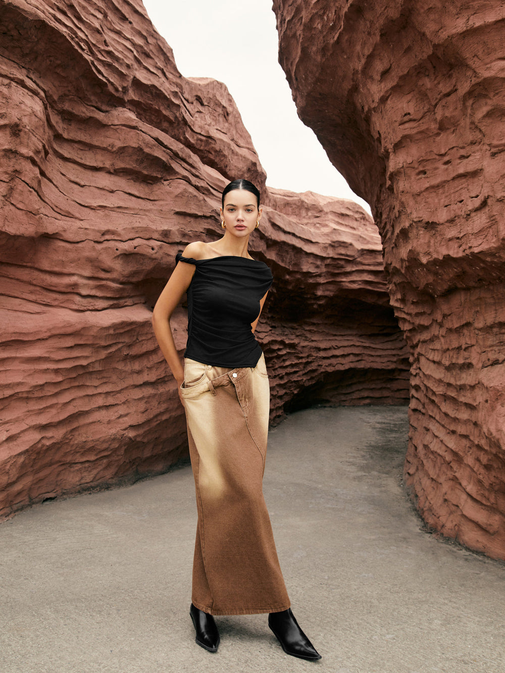 Asymmetrisches Oberteil mit geknotetem One-Shoulder-Design