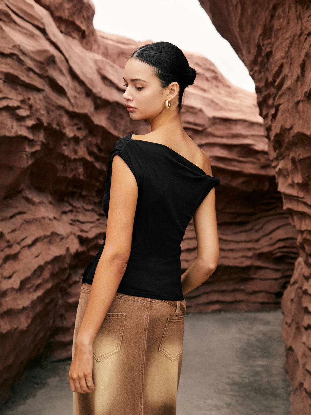 Asymmetrisches Oberteil mit geknotetem One-Shoulder-Design