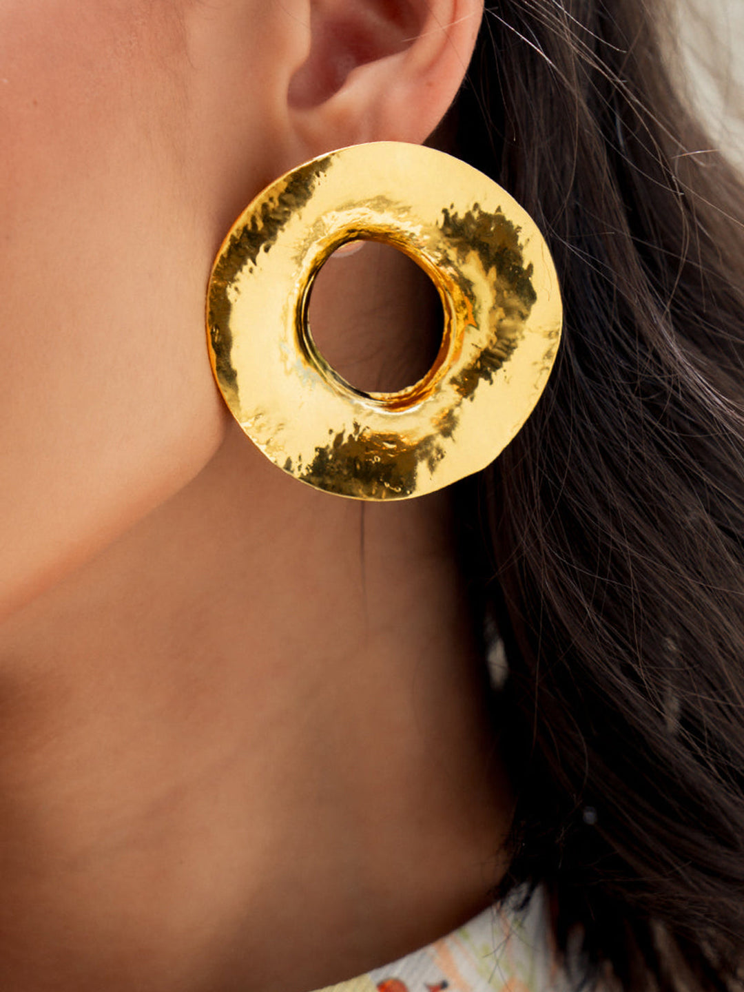Gold Texturierte Metall Runde Ohrstecker