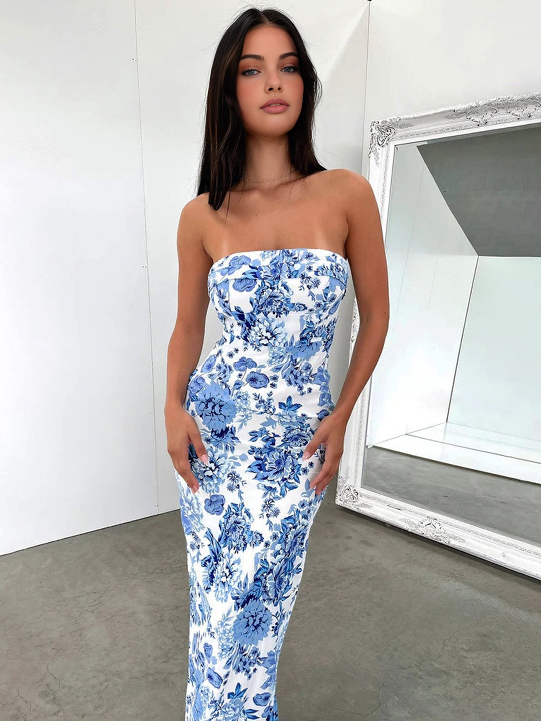 Mehrfarbiges, lang geschnittenes Kleid mit Print