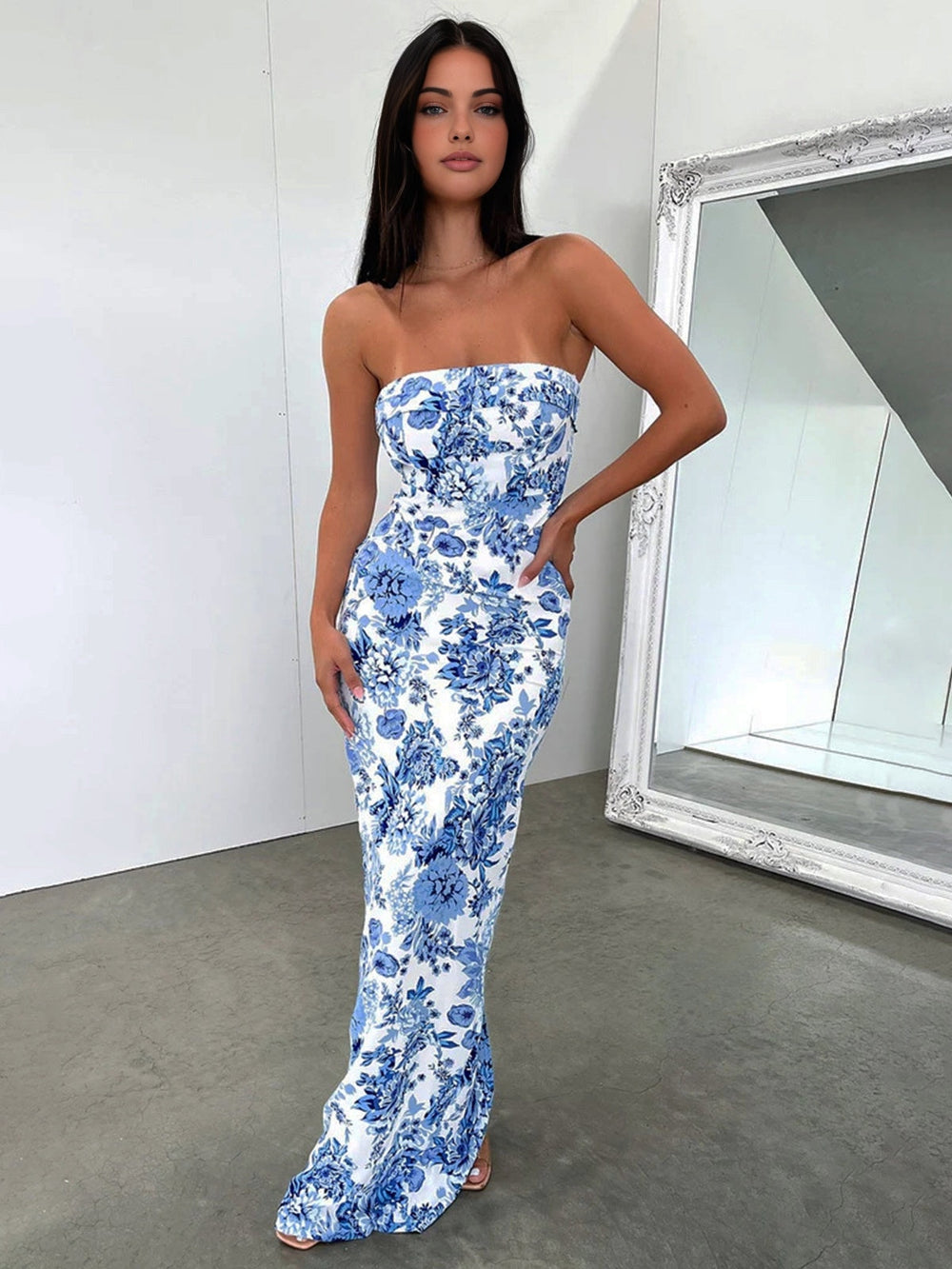 Mehrfarbiges, lang geschnittenes Kleid mit Print