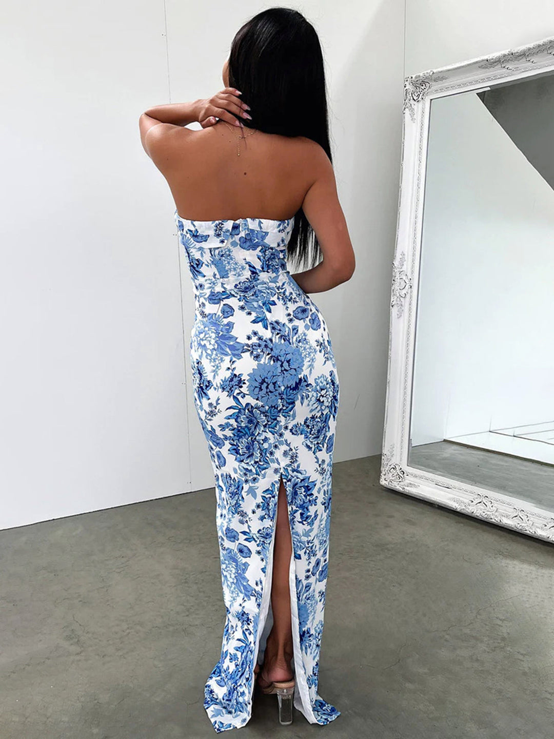 Mehrfarbiges, lang geschnittenes Kleid mit Print