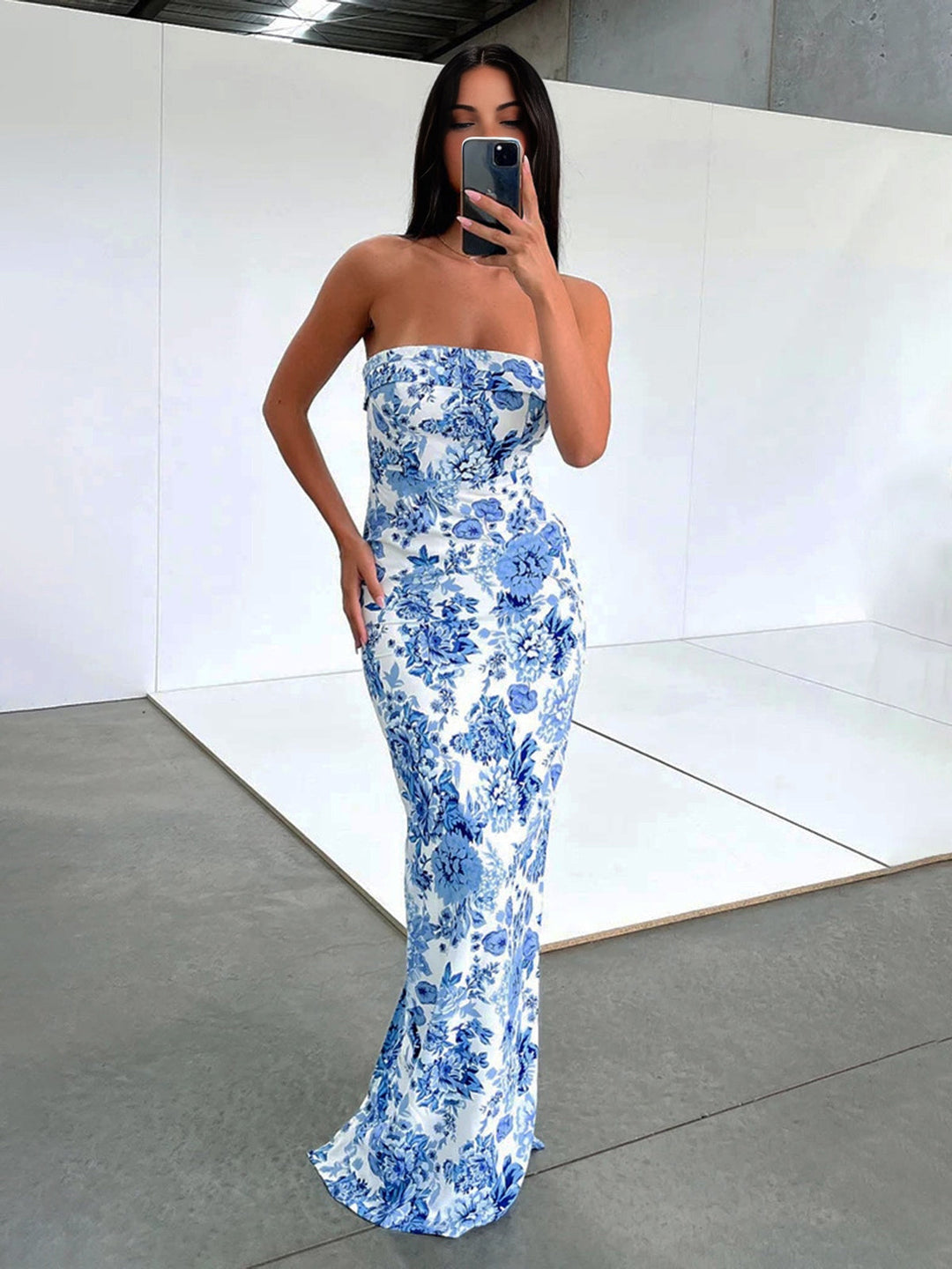 Mehrfarbiges, lang geschnittenes Kleid mit Print