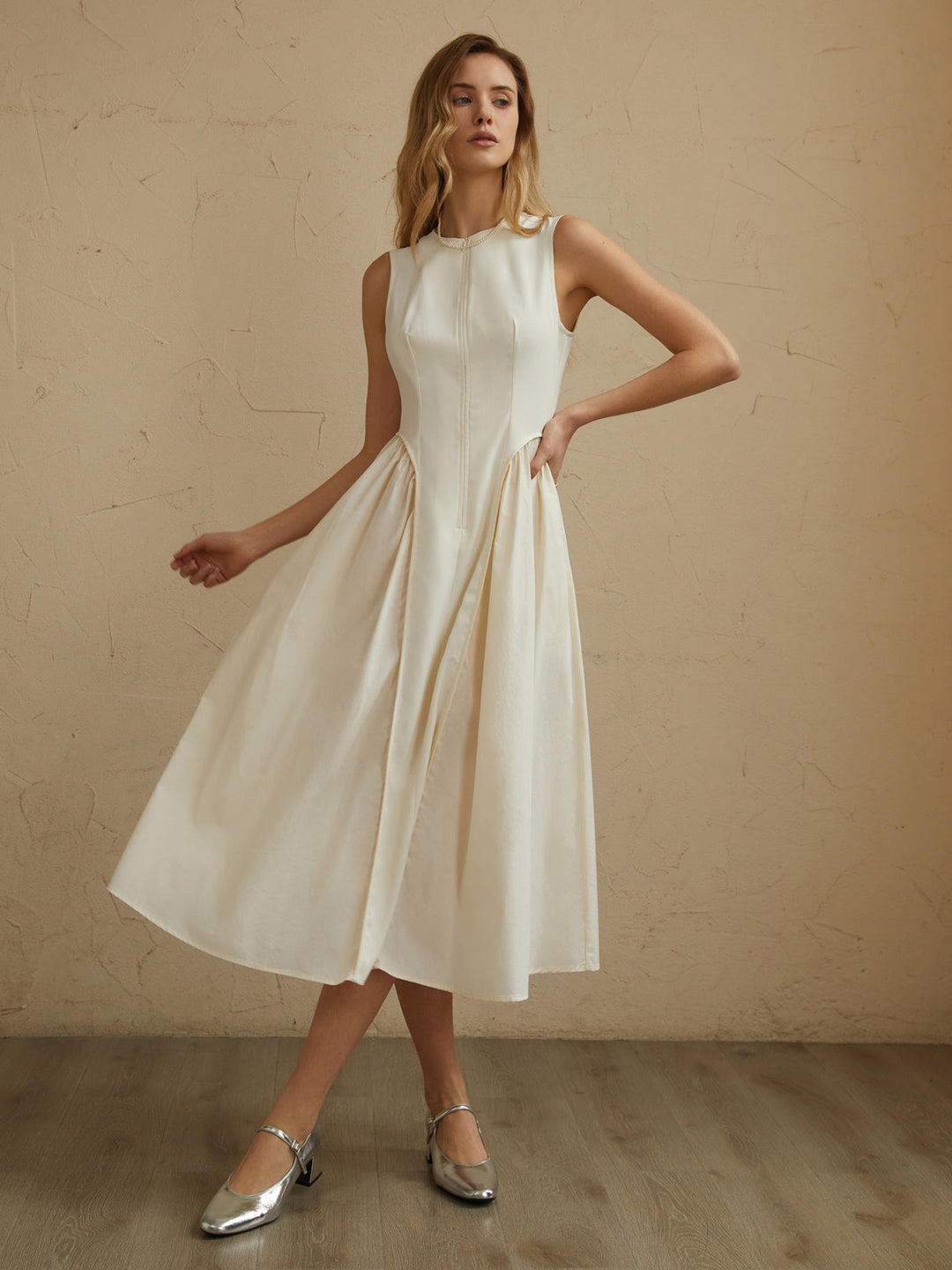 Ärmelloses Midikleid mit Falten und Taschen