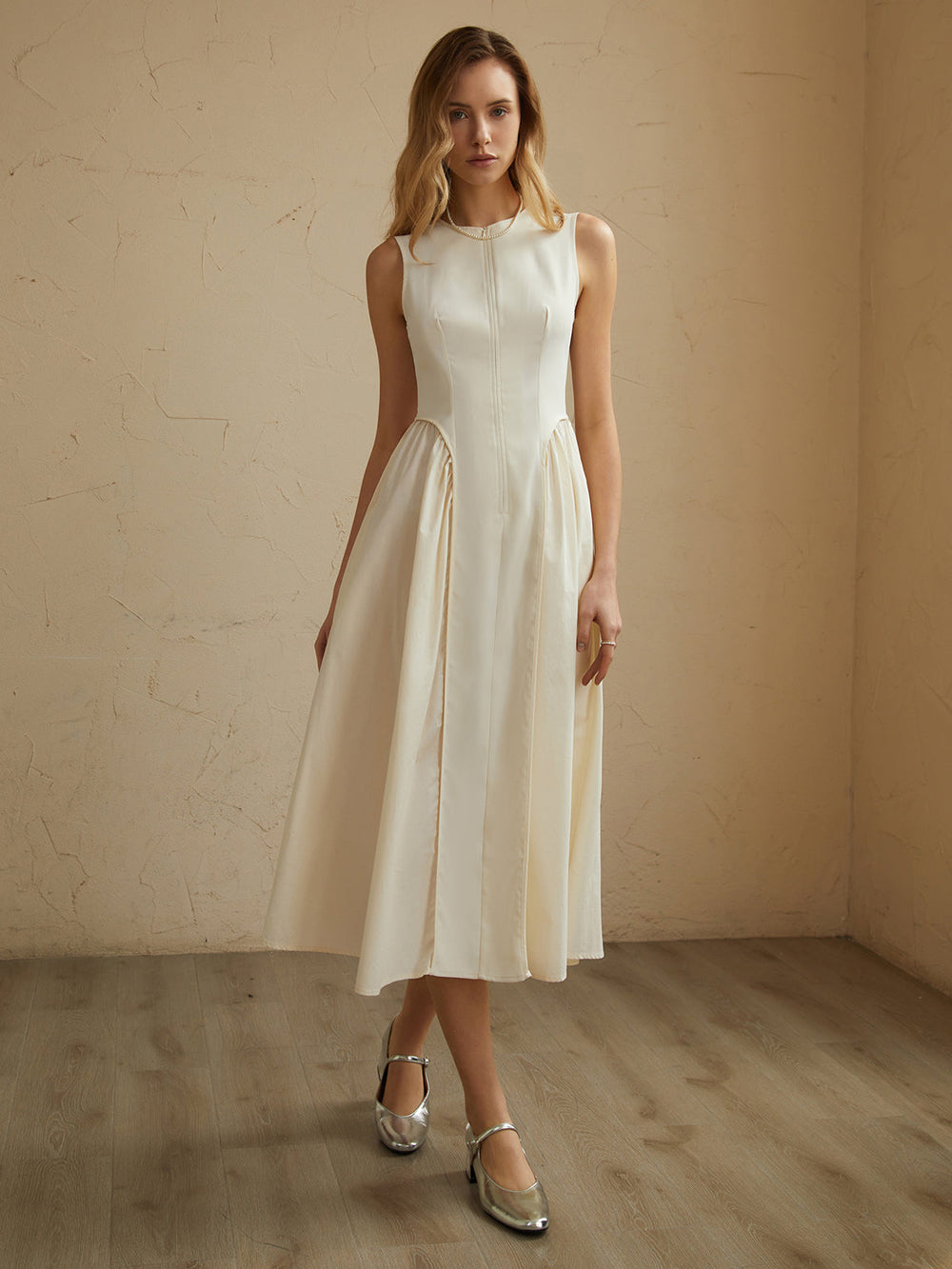Ärmelloses Midikleid mit Falten und Taschen