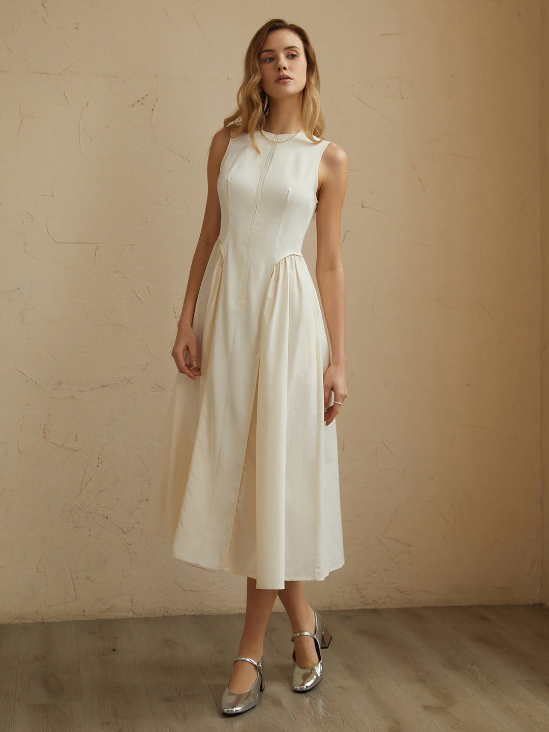 Ärmelloses Midikleid mit Falten und Taschen