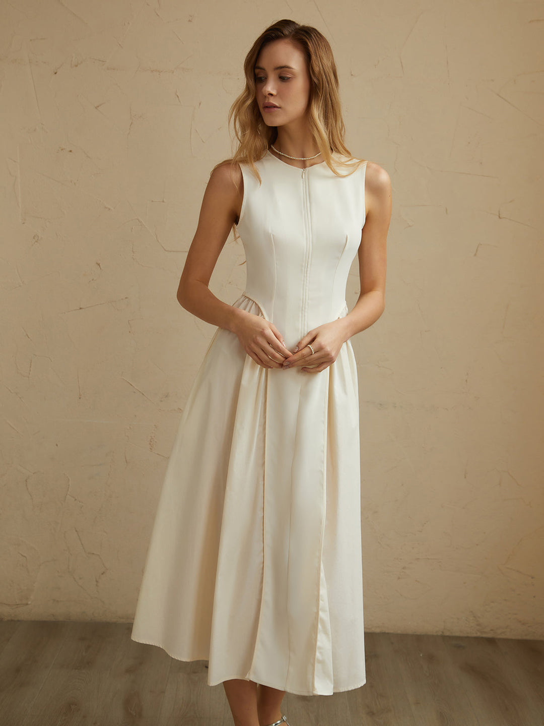 Ärmelloses Midikleid mit Falten und Taschen