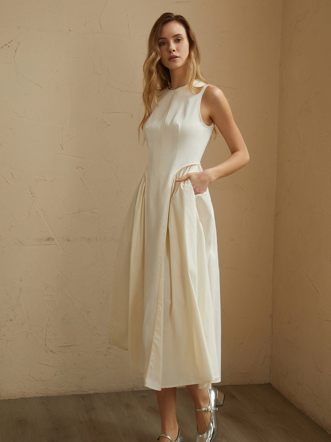 Ärmelloses Midikleid mit Falten und Taschen