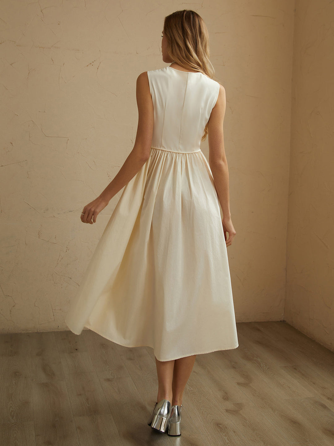 Ärmelloses Midikleid mit Falten und Taschen