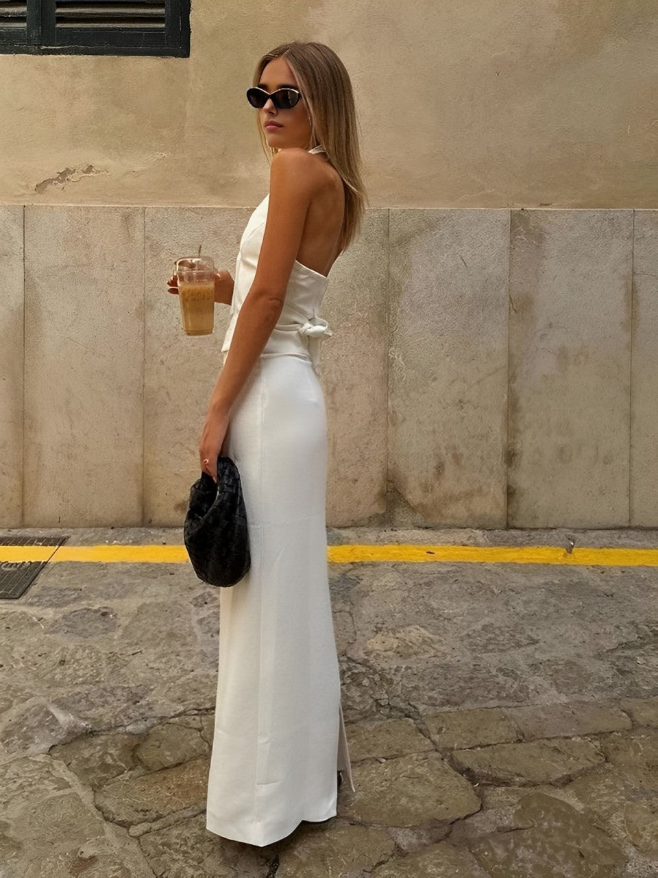 Einteiliges Kleid mit V-Ausschnitt, rückenfreiem Design, Schnürung und Maxirock mit Schlitz
