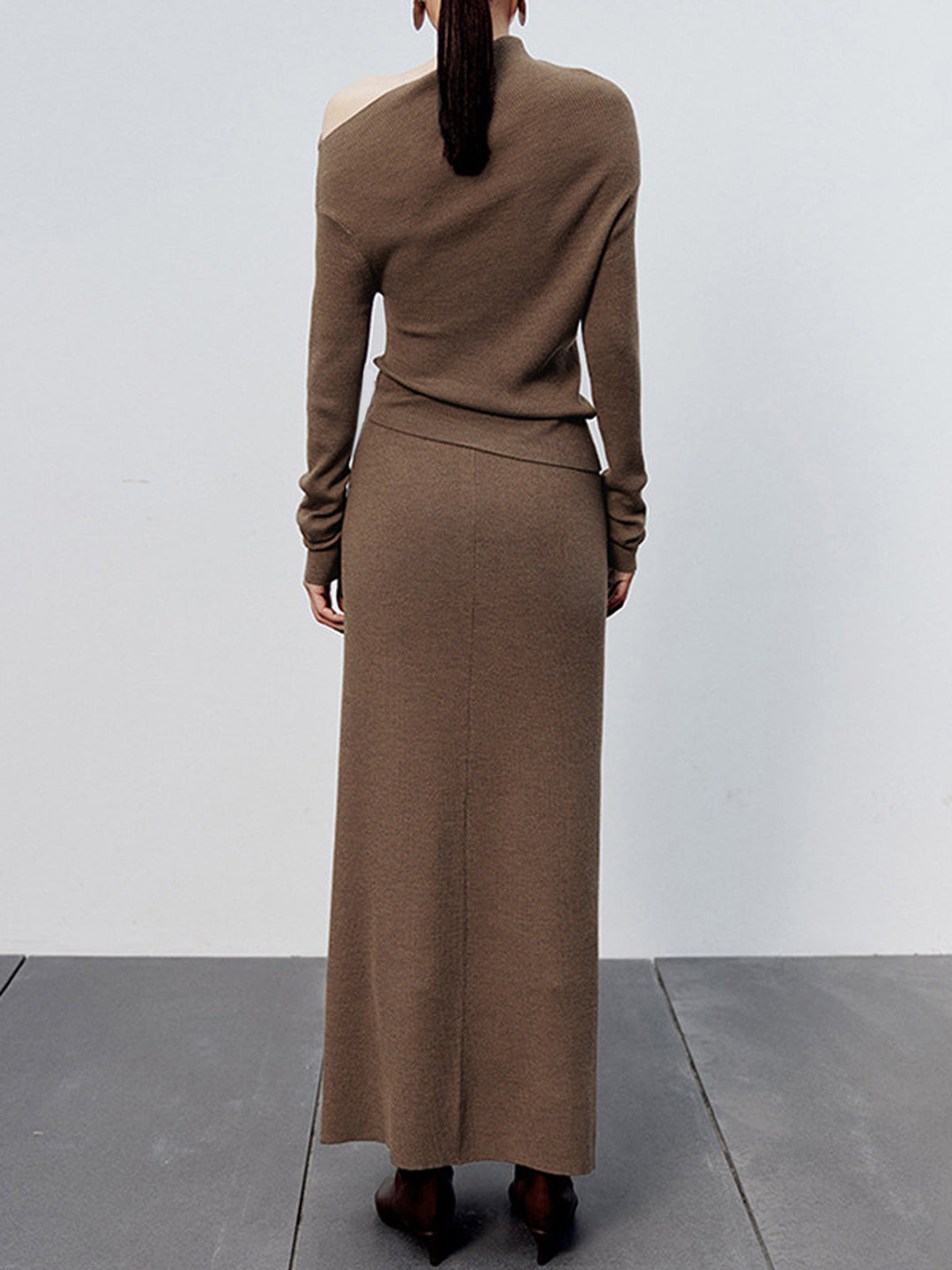 Kamelgrauer Maxikleid aus Strick mit Schlitz