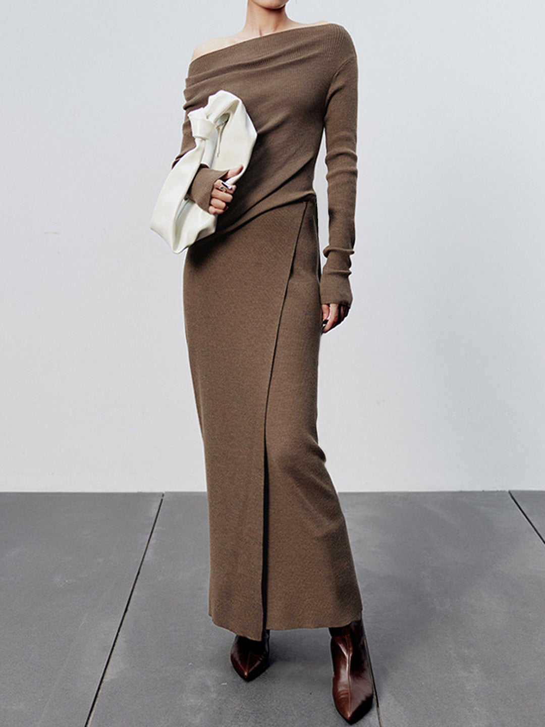 Kamelgrauer Maxikleid aus Strick mit Schlitz