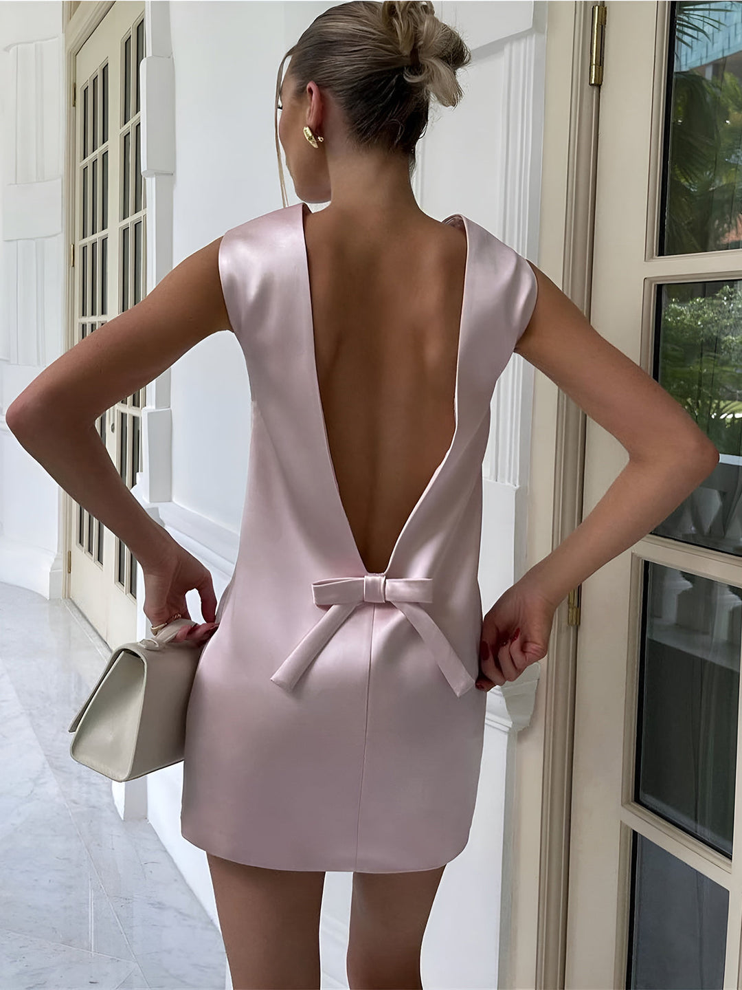 Kurzes Kleid mit Satin-Rücken und Schleifendetail