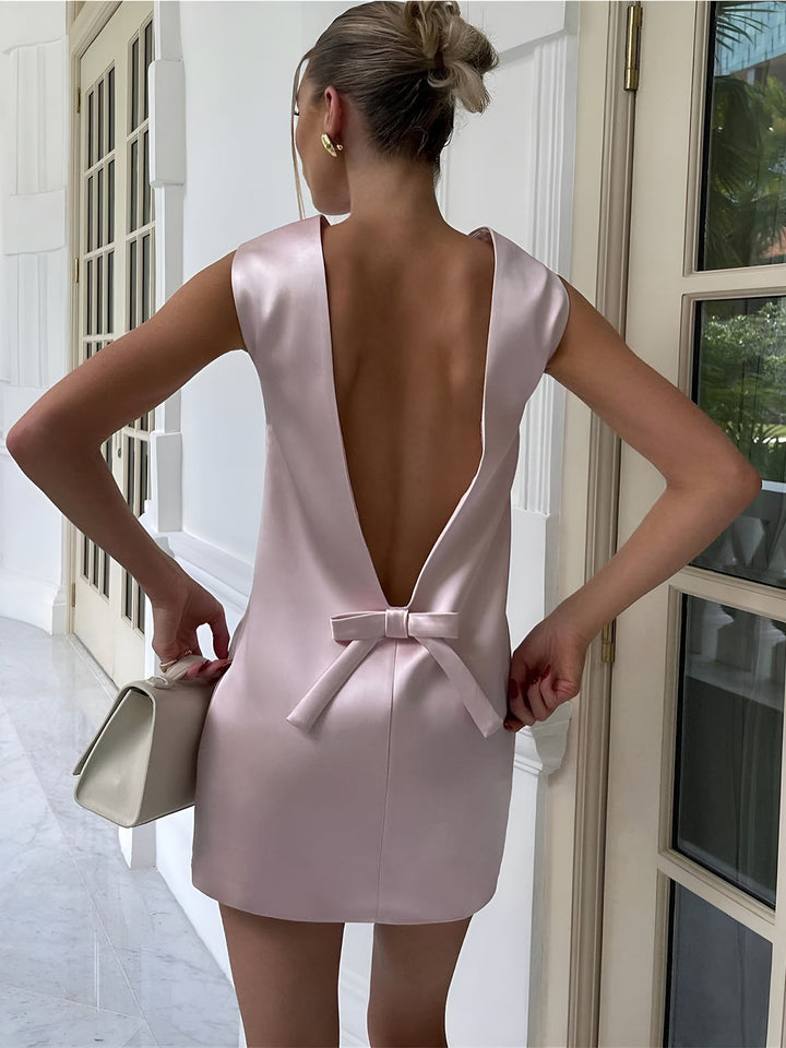 Kurzes Kleid mit Satin-Rücken und Schleifendetail