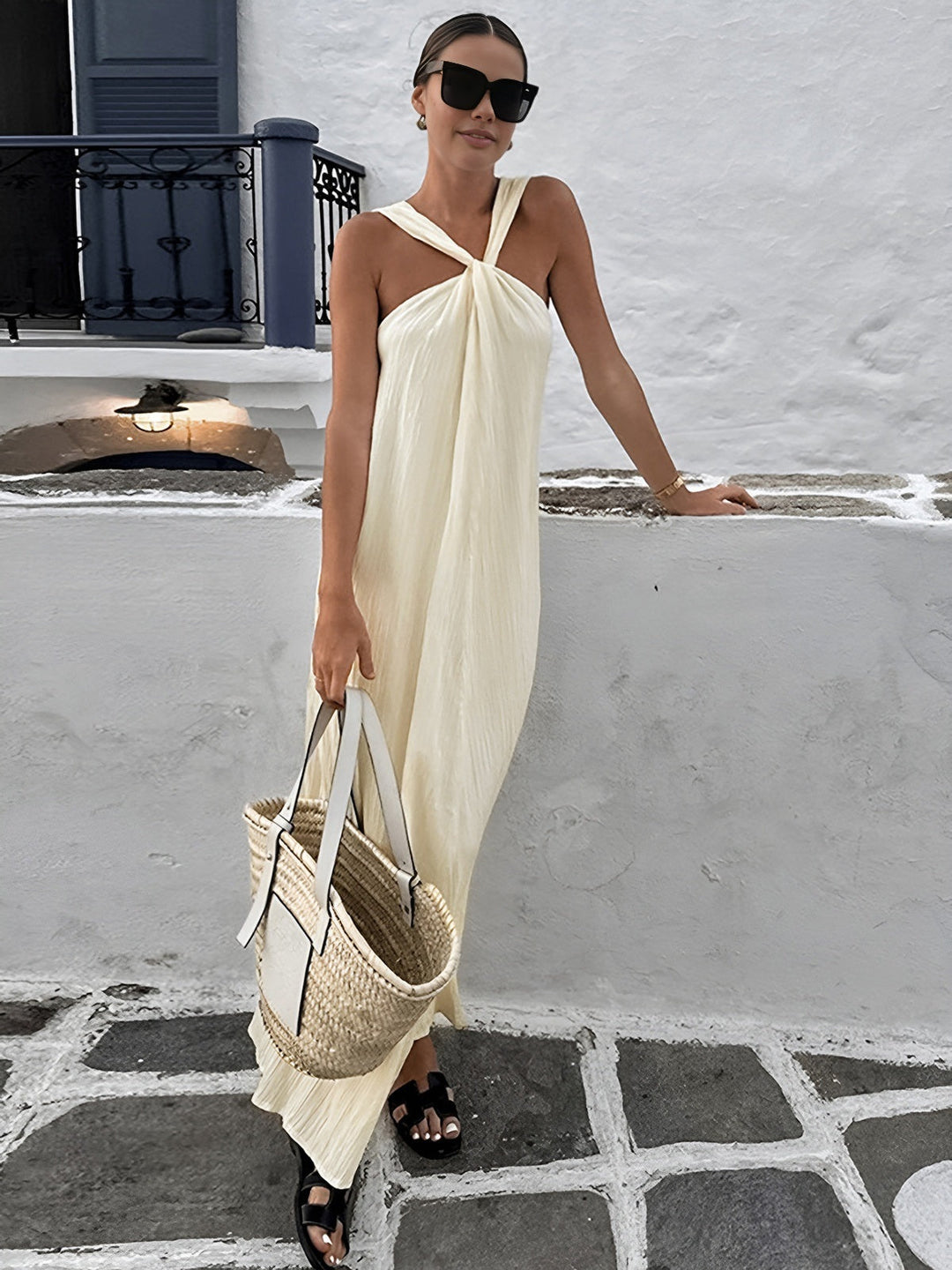 Cremiges Neckholder-Maxikleid