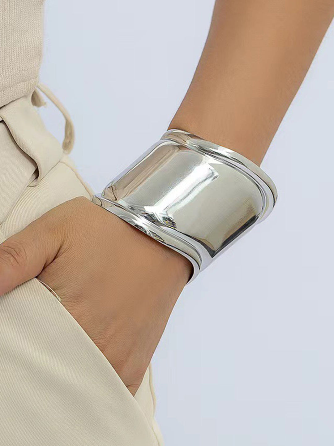 Metallic Armreif mit breitem Umschlag