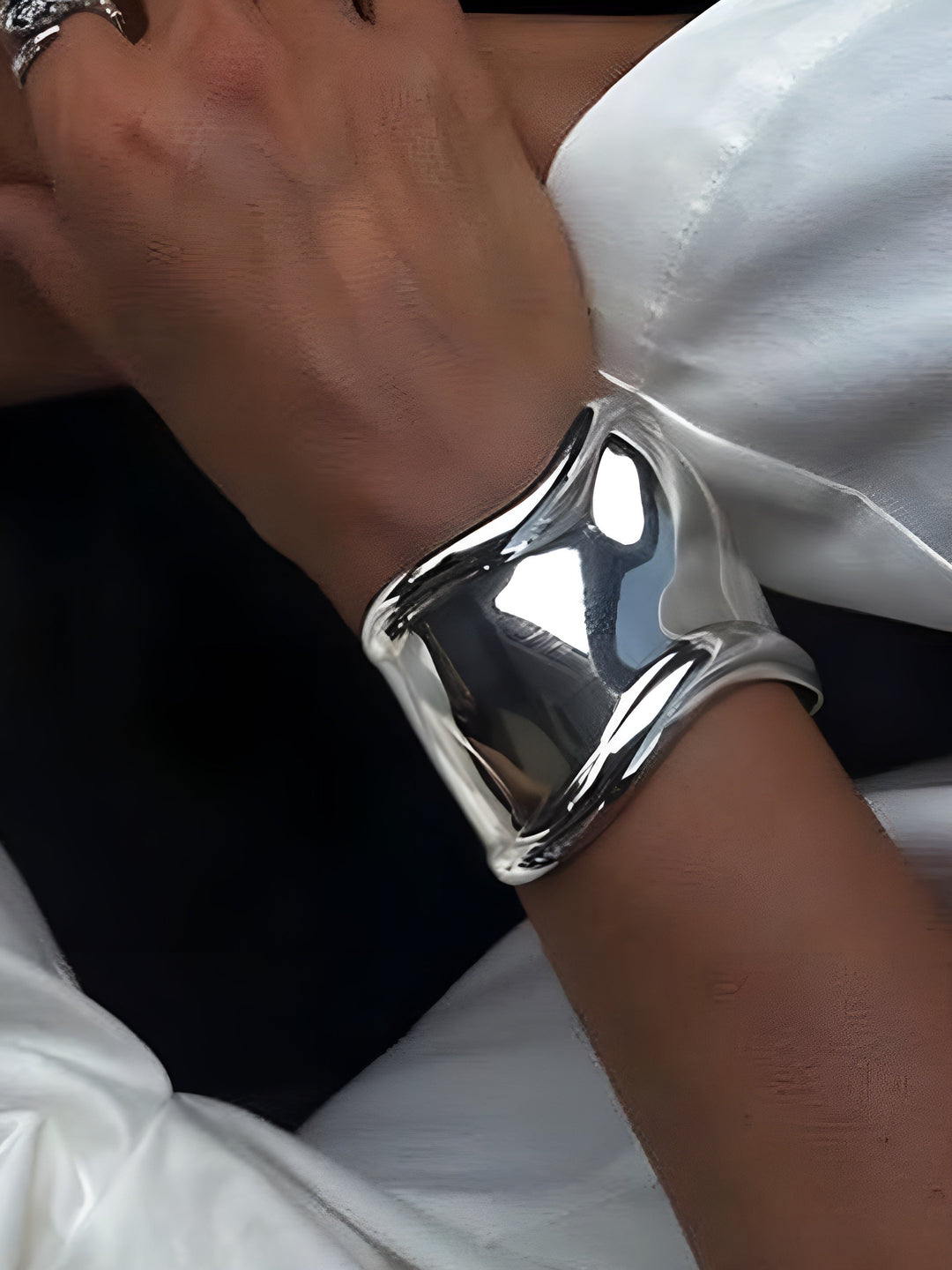 Metallic Armreif mit breitem Umschlag