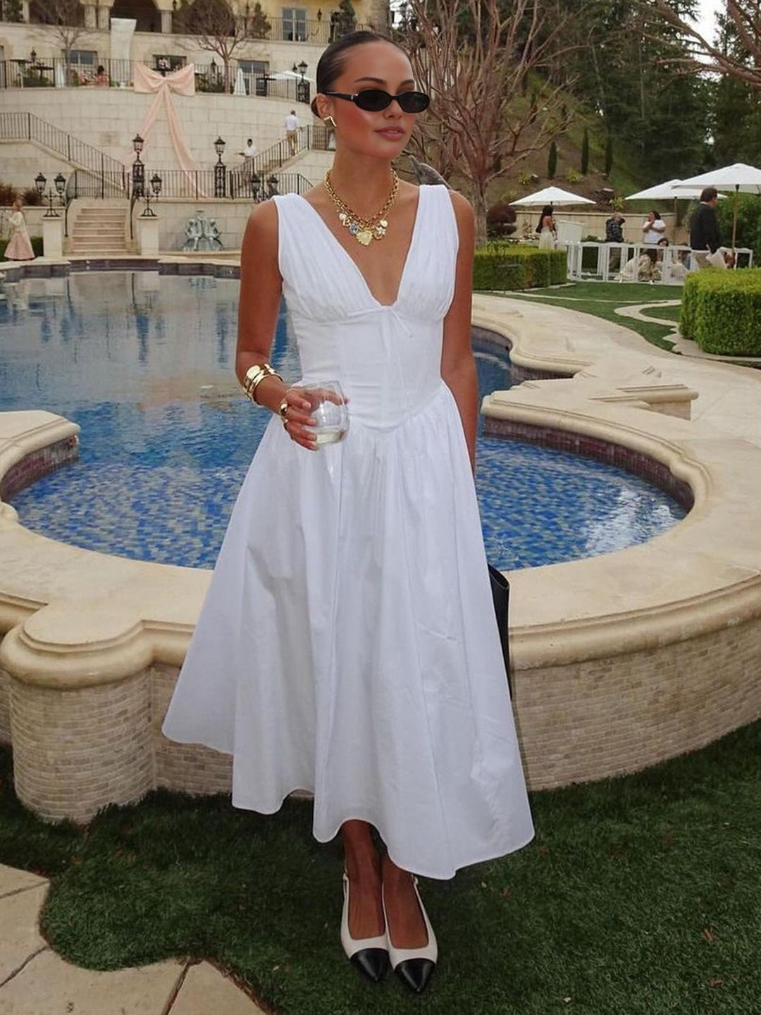 Schlichtes ärmelloses Midikleid