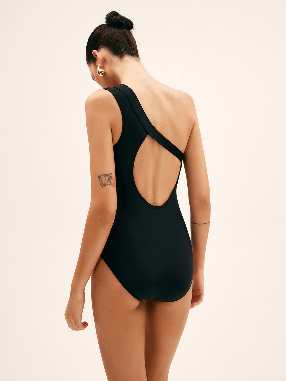 Asymmetrischer Cut-Out-Badeanzug