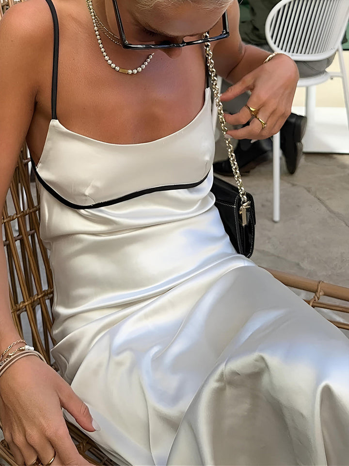 Rückenfreies Langkleid mit Kontrastbesatz