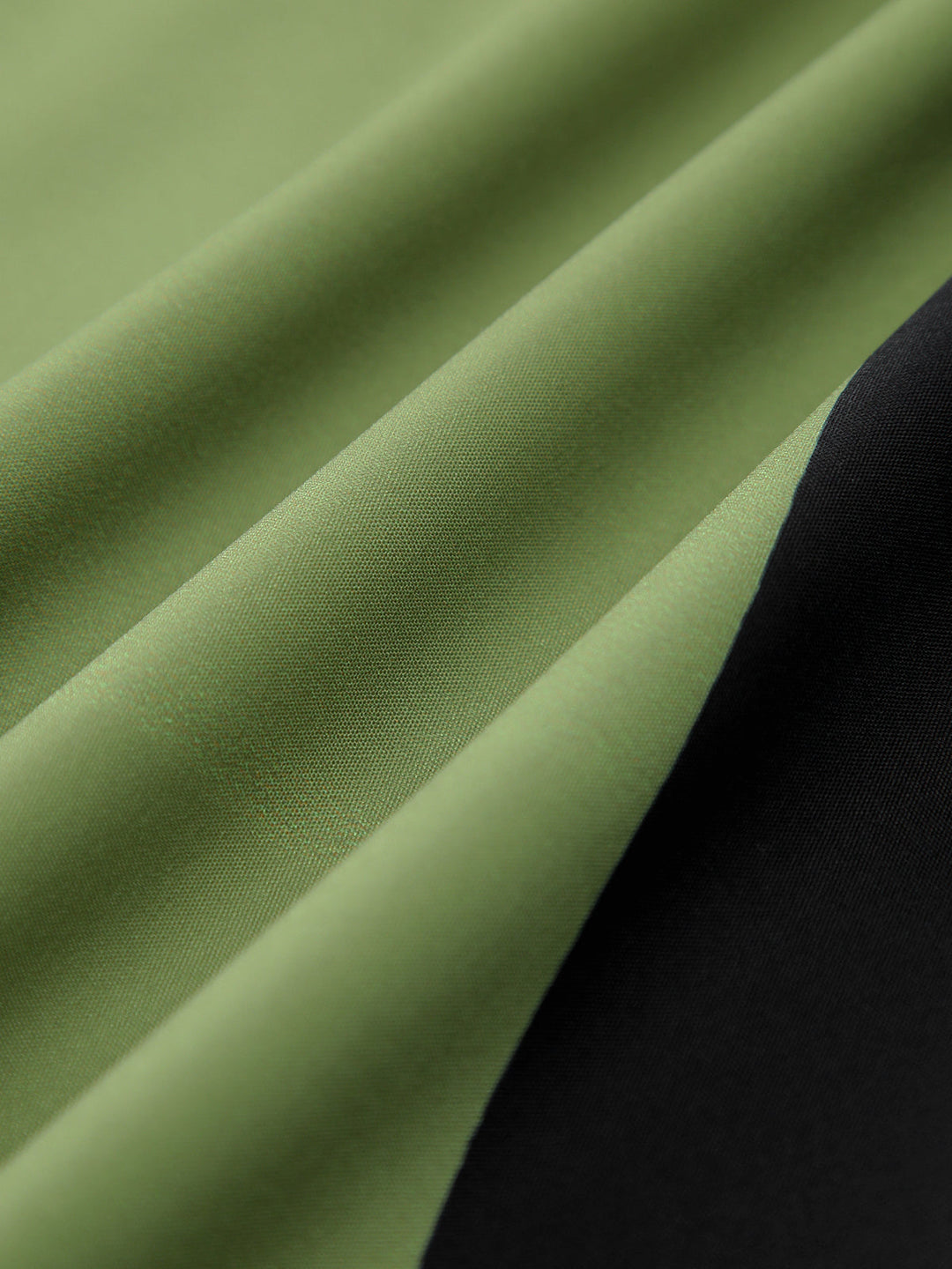 Großes Langarm-Kleid mit Blumenmuster und geteiltem Ausschnitt