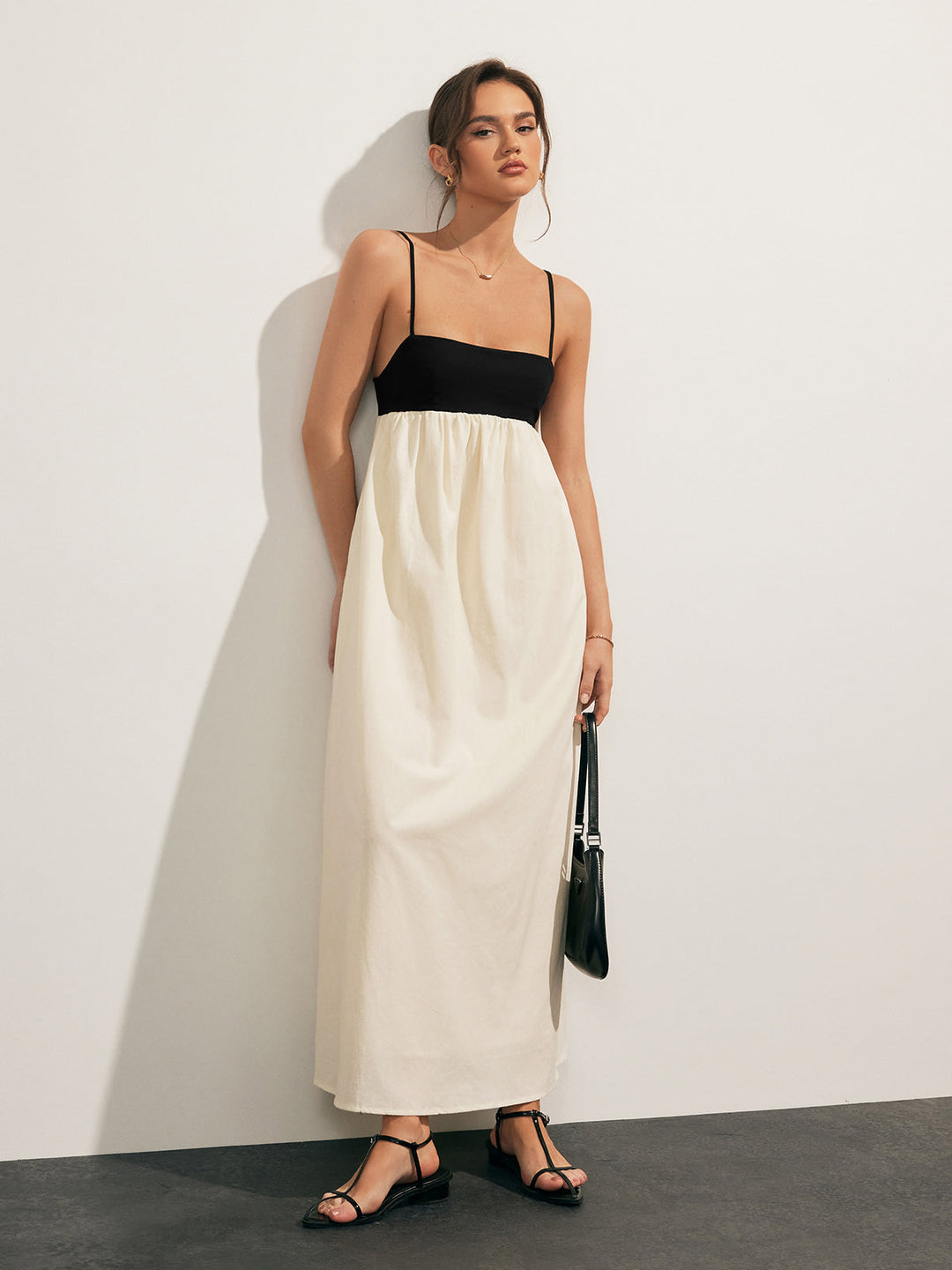 Kleid mit offenem Rücken und Kontrasttasche