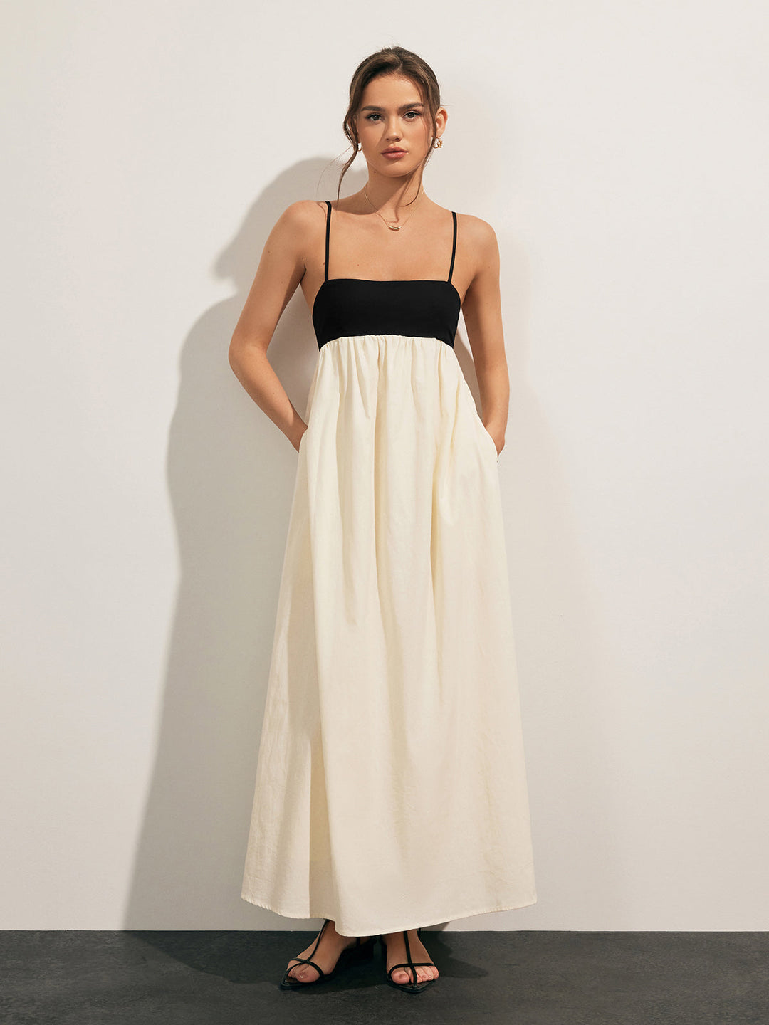 Kleid mit offenem Rücken und Kontrasttasche