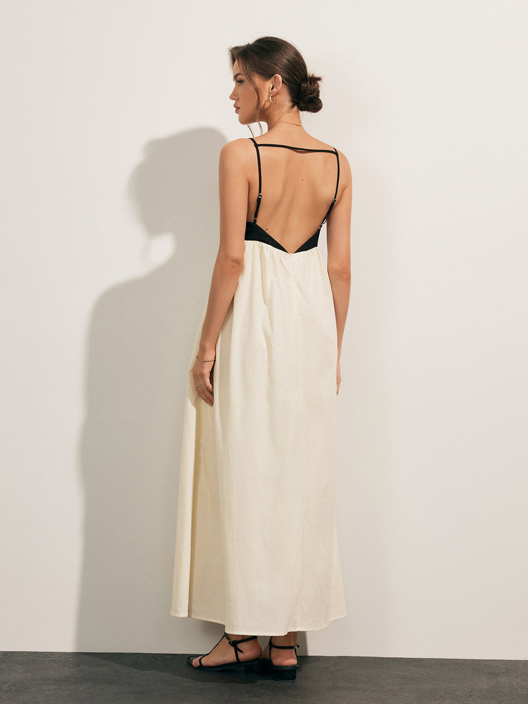 Kleid mit offenem Rücken und Kontrasttasche