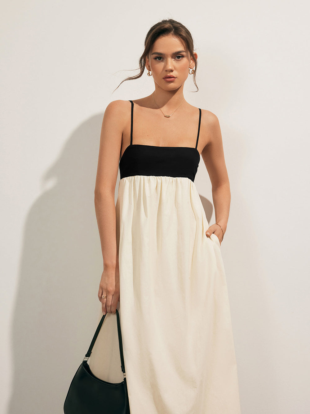 Kleid mit offenem Rücken und Kontrasttasche