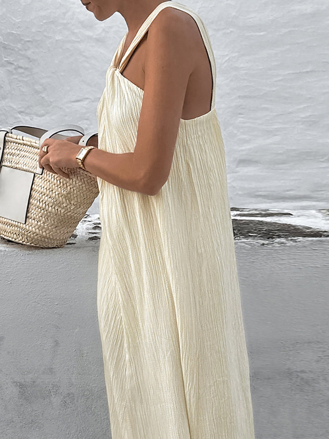 Cremiges Neckholder-Maxikleid
