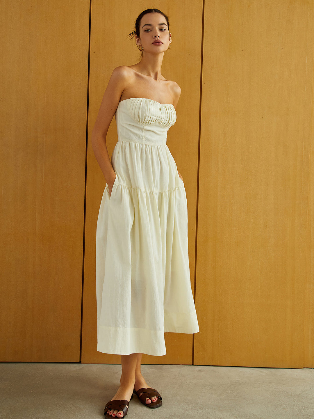Cremiges Kleid mit Reißverschluss und Falten Midi