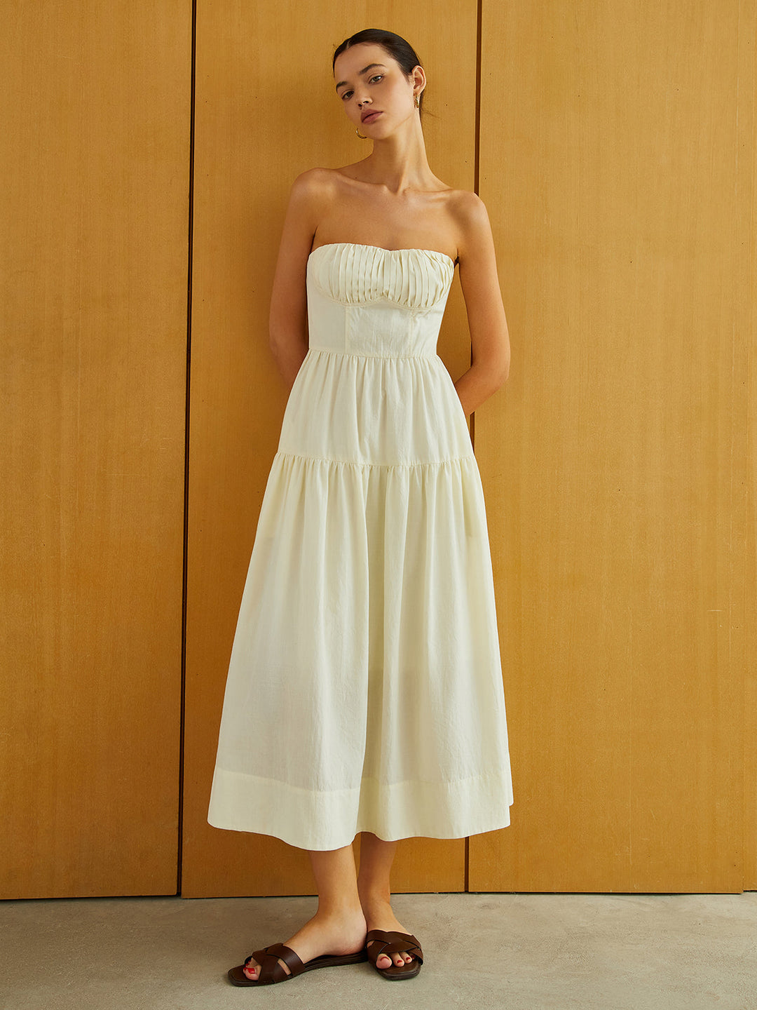 Cremiges Kleid mit Reißverschluss und Falten Midi