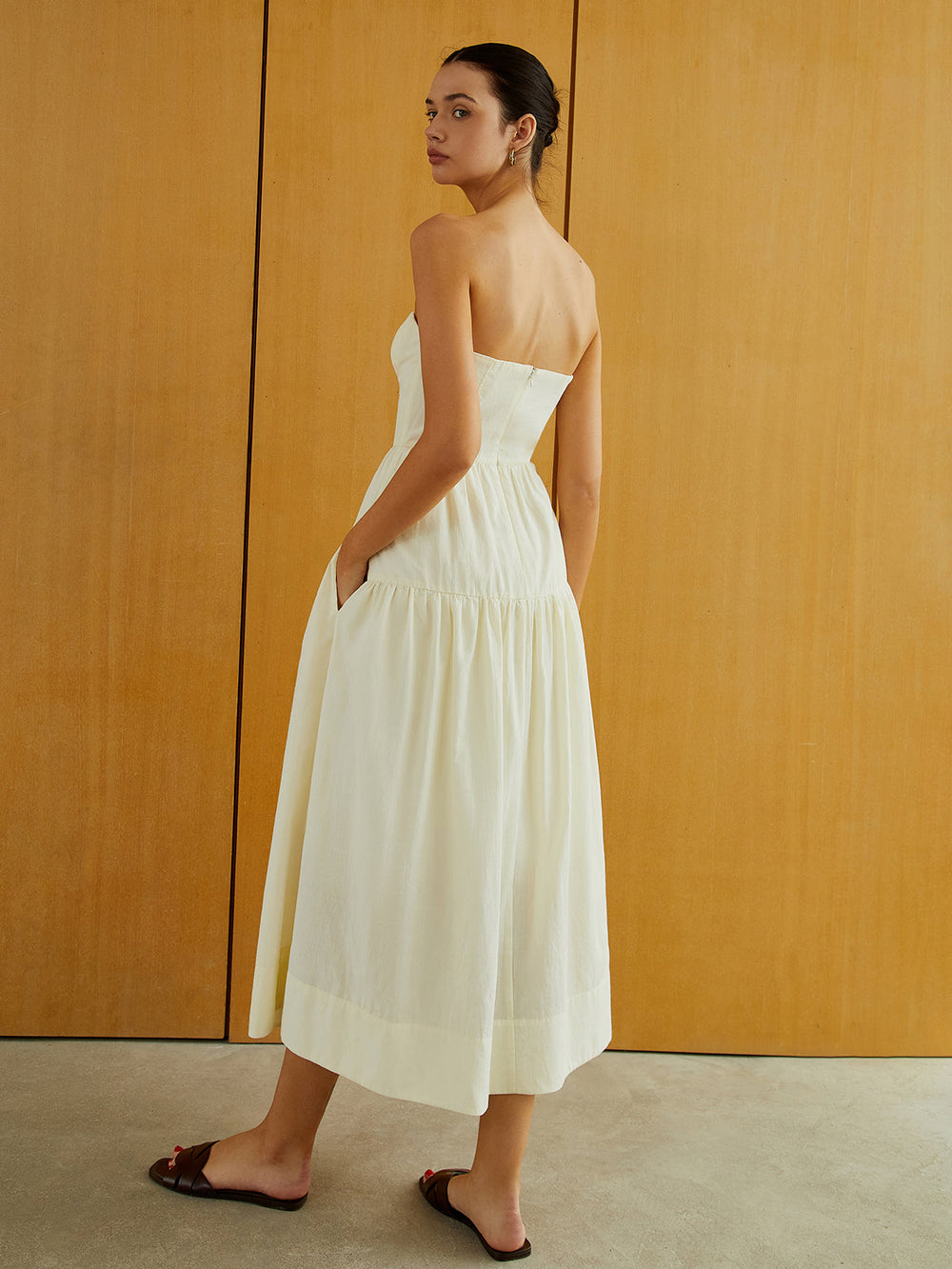 Cremiges Kleid mit Reißverschluss und Falten Midi