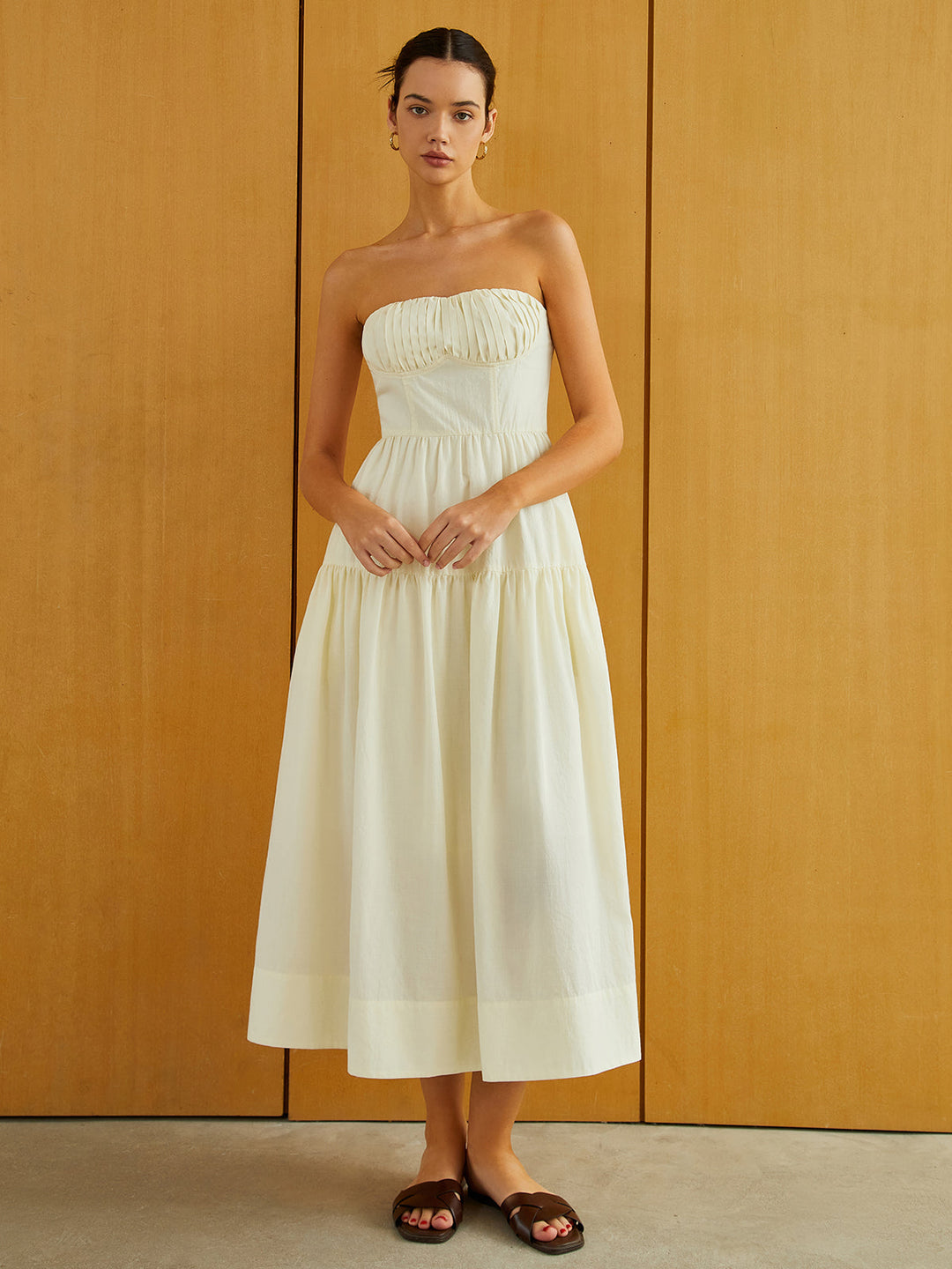Cremiges Kleid mit Reißverschluss und Falten Midi