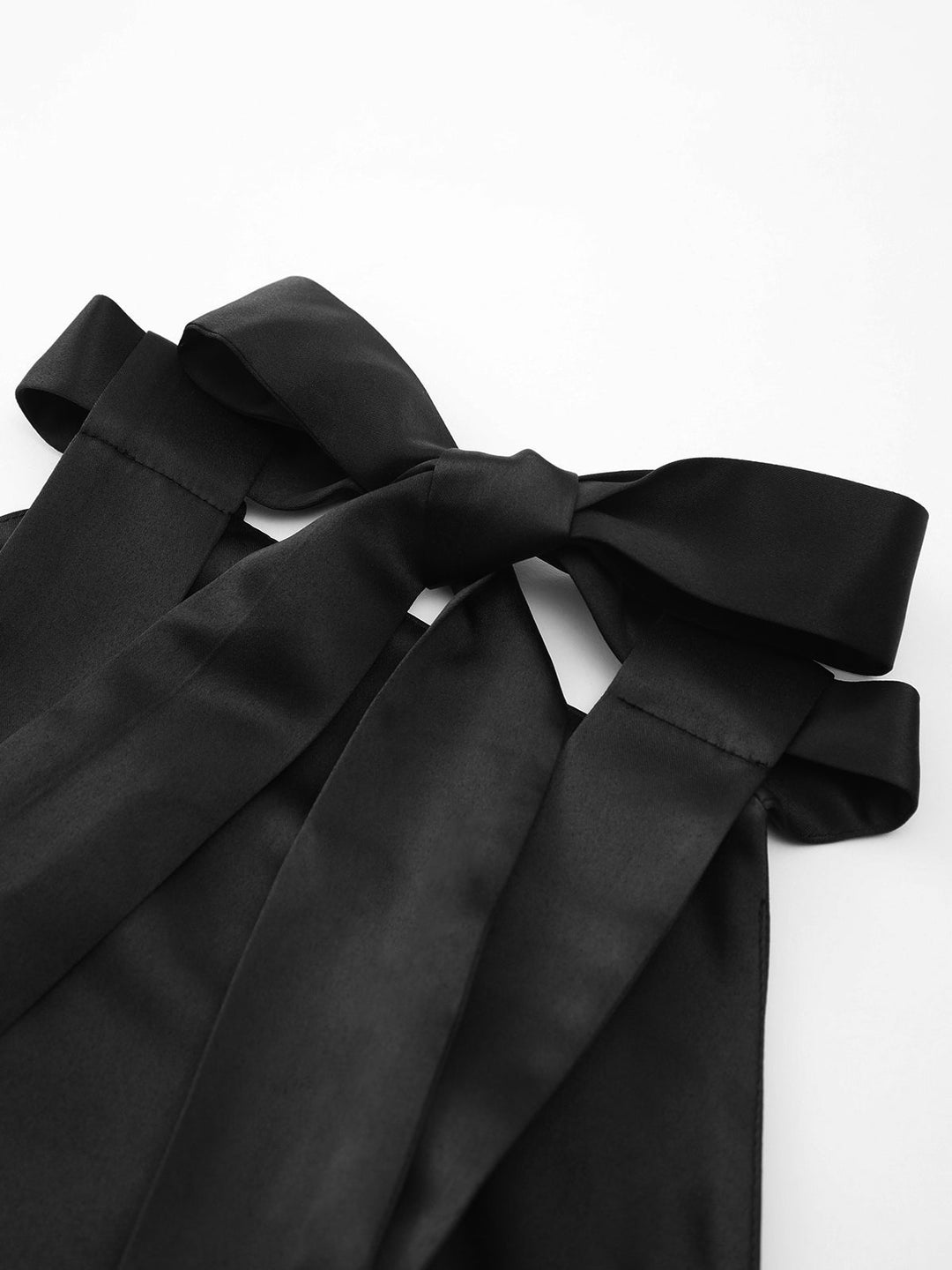 Kleid aus Satin mit geknoteten Taschen und offenem Rückenteil, plissee, Mini