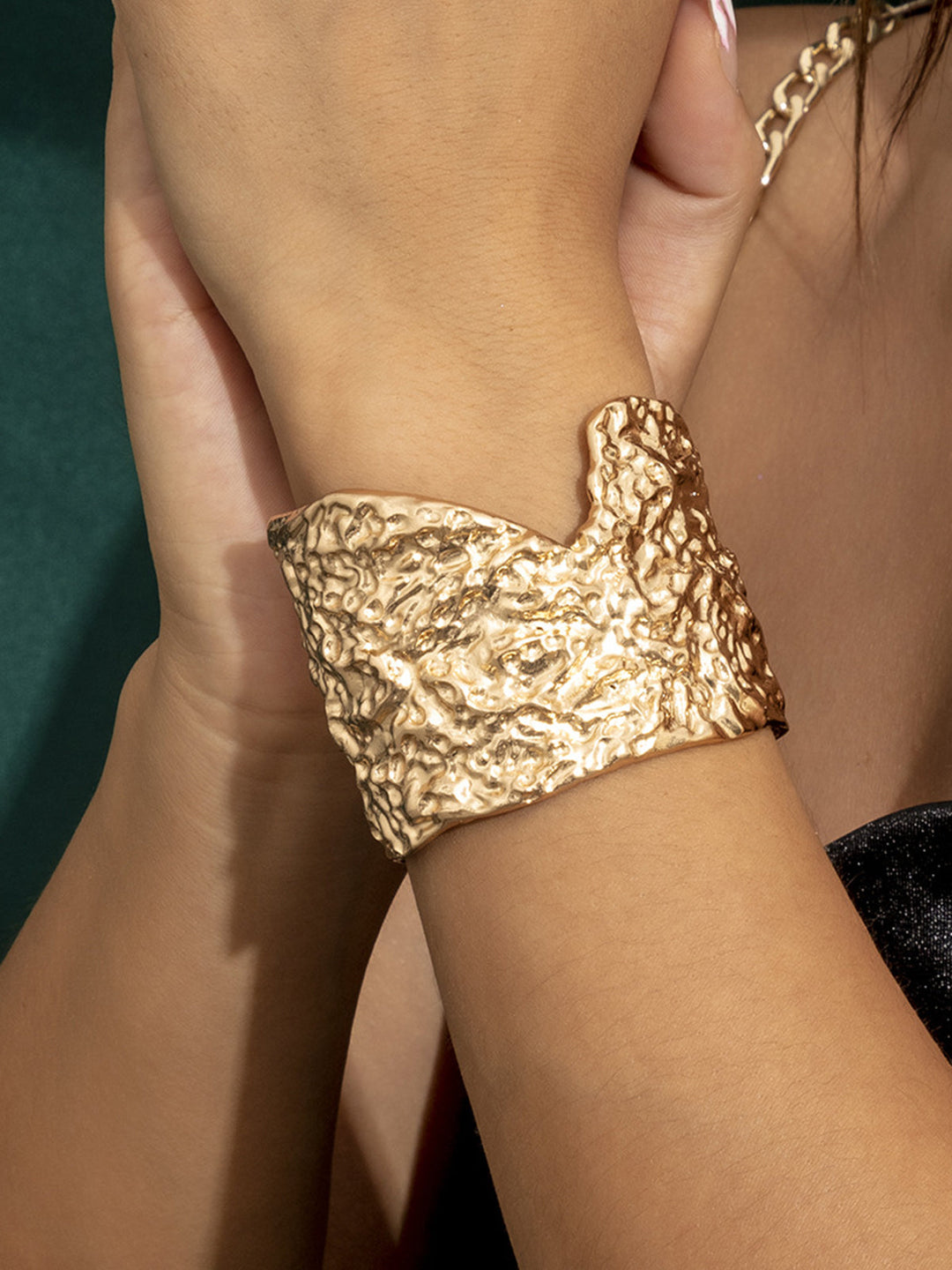 Unregelmäßiges goldenes Manschettenarmband