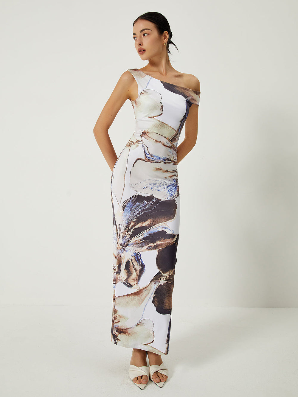 Asymmetrisches Kleid mit Print und schulterfreiem Schnitt