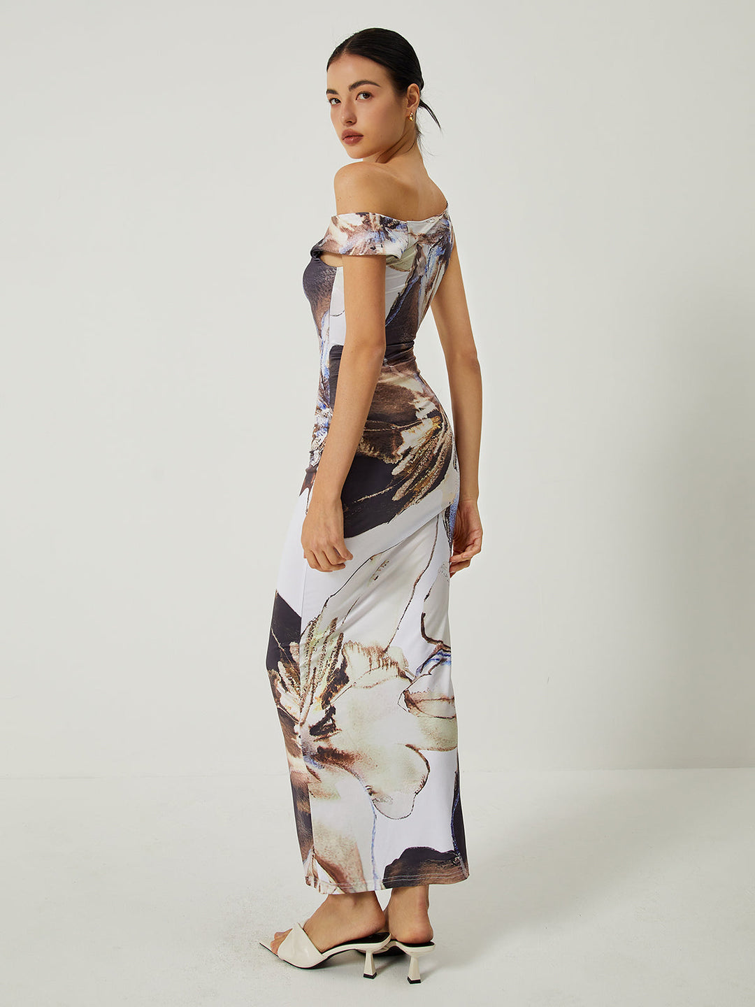 Asymmetrisches Kleid mit Print und schulterfreiem Schnitt