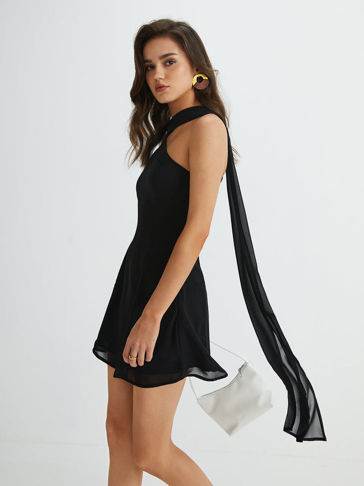 Asymmetrisches Kleid mit Ausschnitt und kurzem Schnitt
