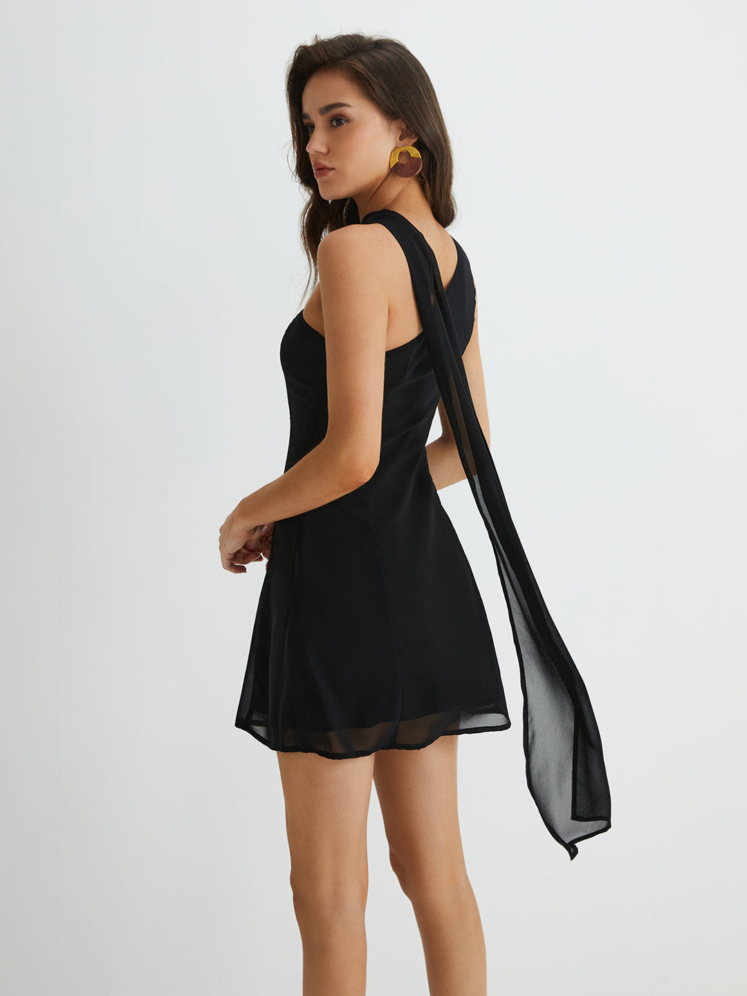 Asymmetrisches Kleid mit Ausschnitt und kurzem Schnitt