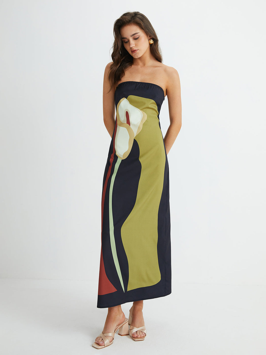 Großes Langarm-Kleid mit Blumenmuster und geteiltem Ausschnitt