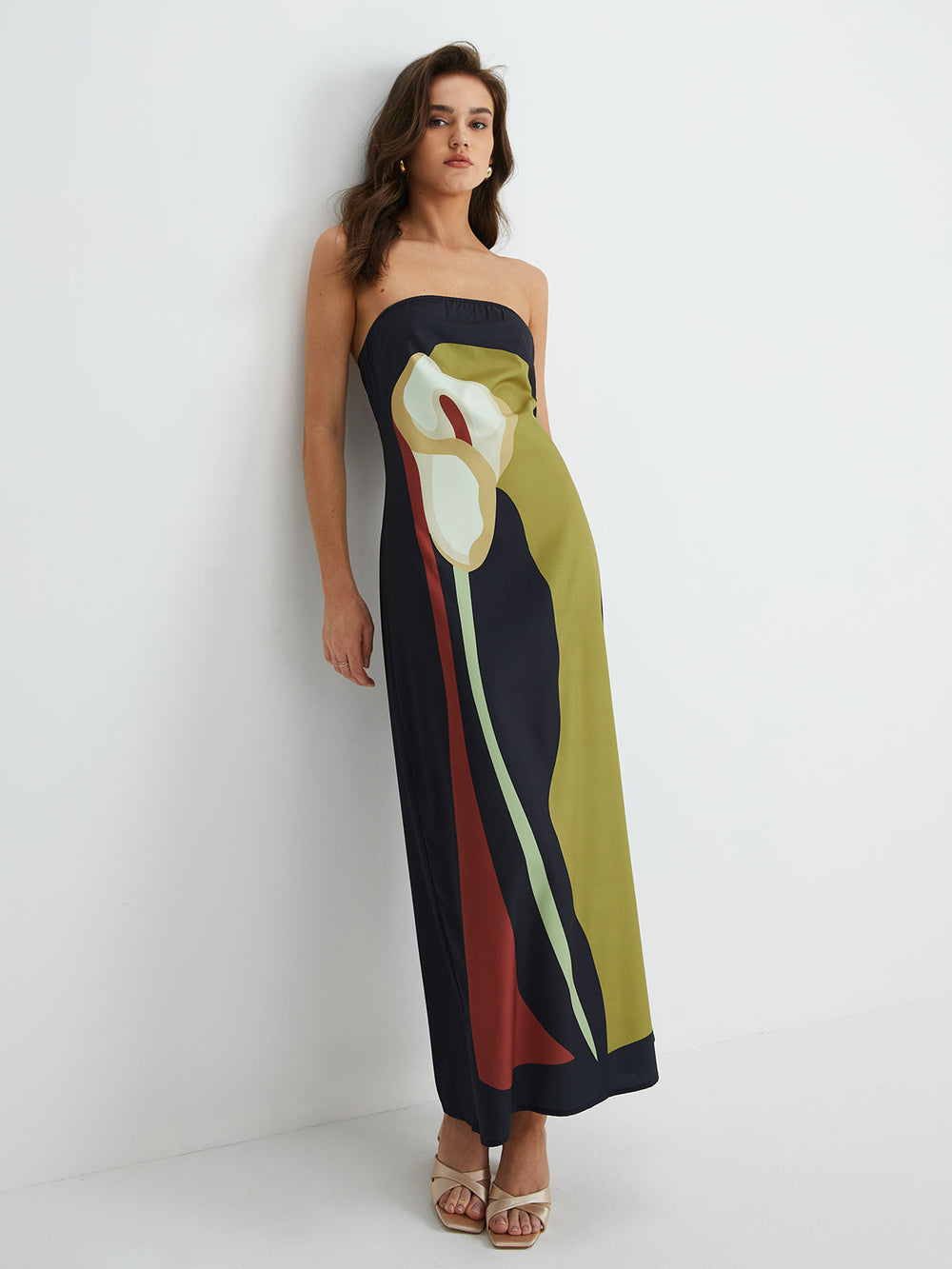 Großes Langarm-Kleid mit Blumenmuster und geteiltem Ausschnitt