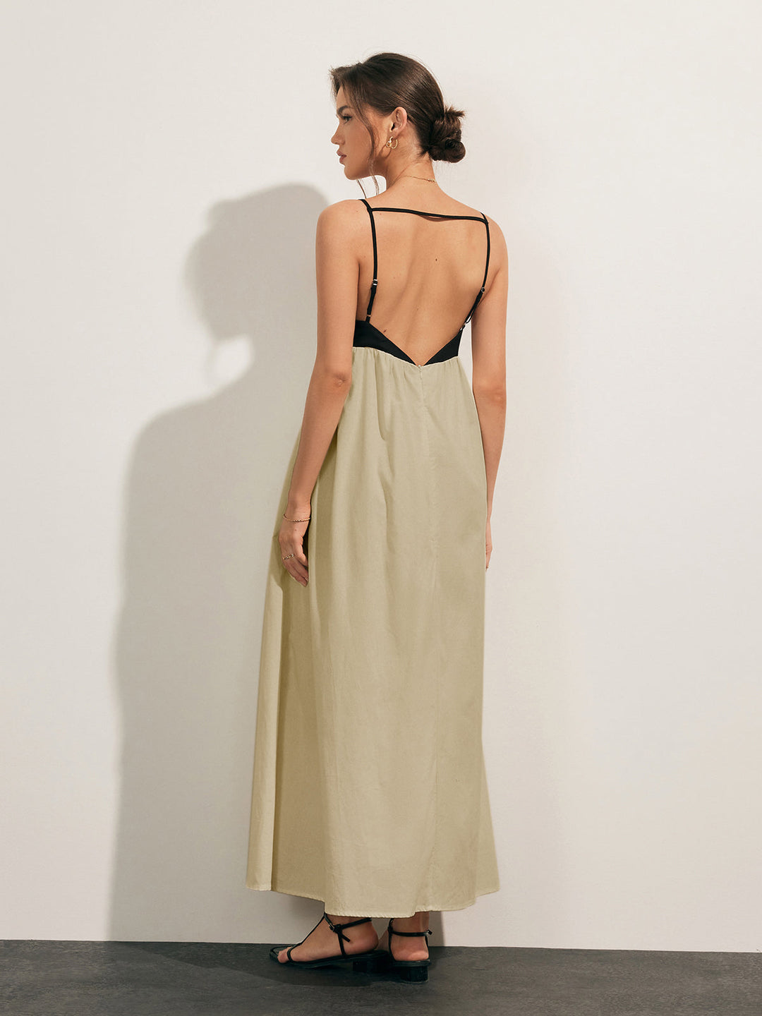 Kleid mit offenem Rücken und Kontrasttasche